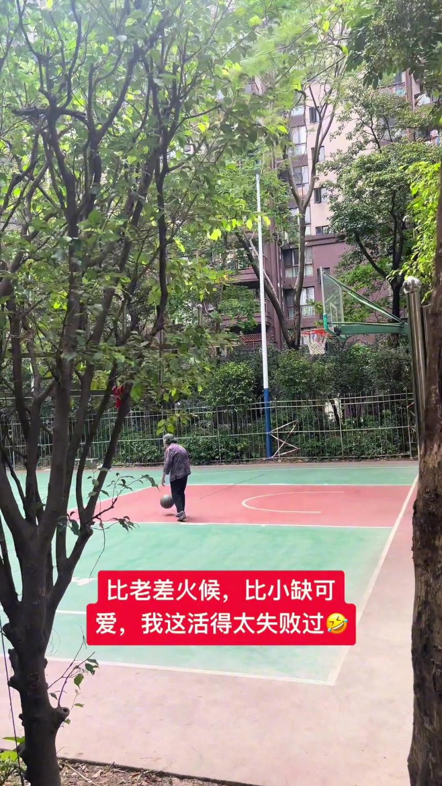 這阿婆單手一投一個(gè)準(zhǔn)，姜還是老的辣