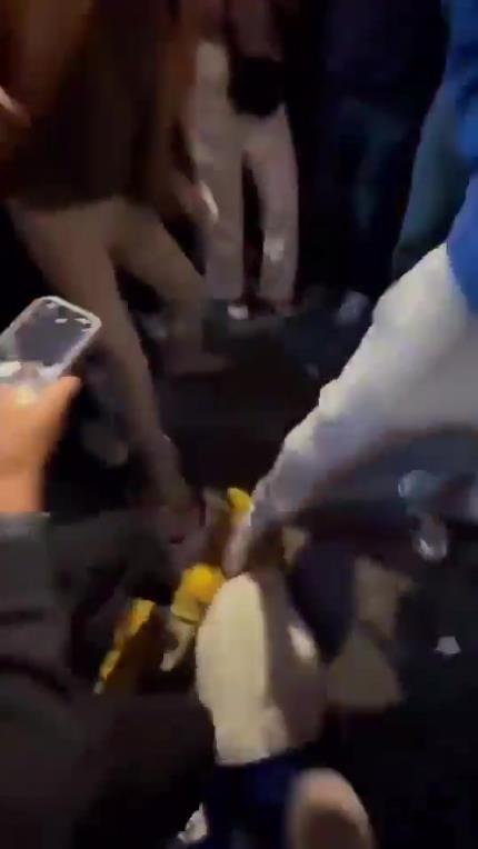 驚！尼克斯大勝步行者后，哈利伯頓遭主場(chǎng)球迷群毆