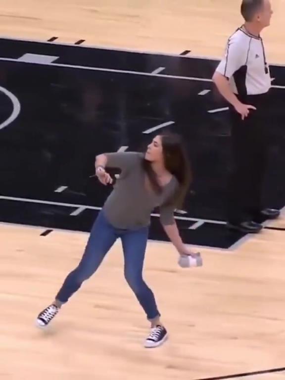 不愧是美國女籃主力，普拉姆的力量太嚇人了