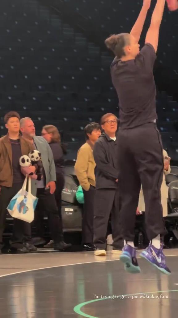 71歲成龍現(xiàn)身巴克萊中心看女籃比賽：她們投籃怎么那么準(zhǔn)?。?！