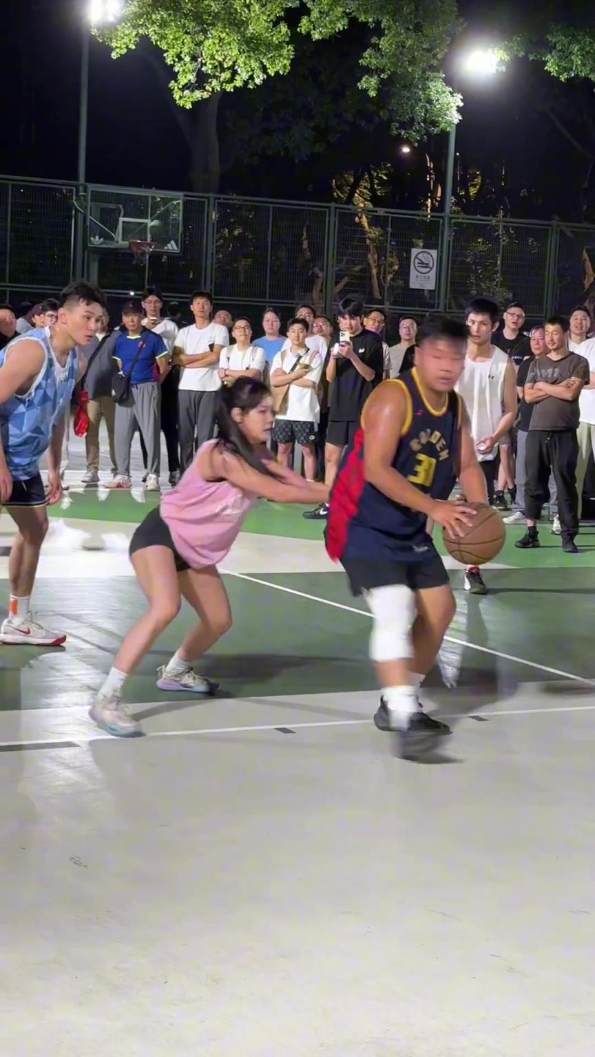 這哥們看見(jiàn)防自己的是女生，一個(gè)勁背打，球也不傳了